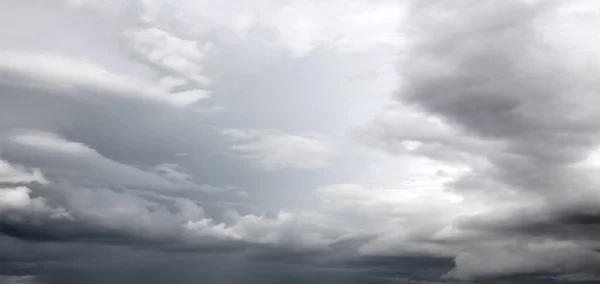 Gökyüzündeki Gri Bulutlar — Stok fotoğraf