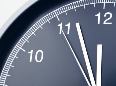 saat yüzünü elleri closeup. 