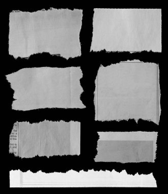 Siyah arka planda yedi parça yırtık gazete