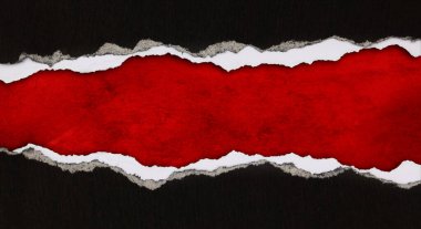 Kırmızı arkaplanda yırtılan delik