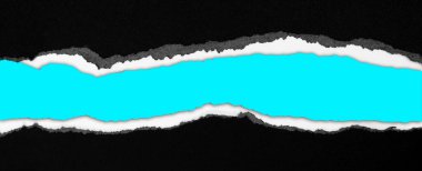 Mavi arkaplanda yırtılmış siyah kağıt, kopyalamak için boşluk