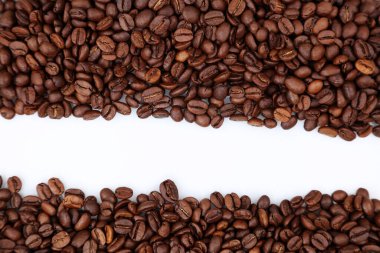 Sade arka planda kavrulmuş kahverengi kahve çekirdekleri. Boşluğu Kopyala