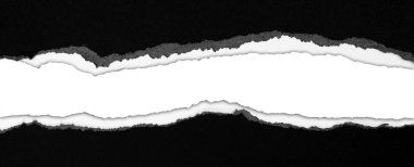 Düz arkaplanda yırtılmış siyah kağıt, kopyalamak için boşluk