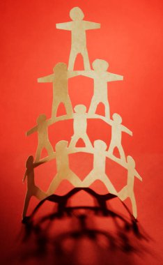 İnsan takım piramidi birbirini destekliyor