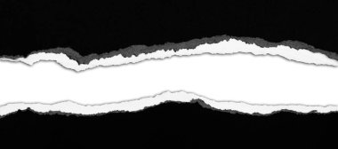 Düz arkaplanda yırtılmış siyah kağıt, kopyalamak için boşluk