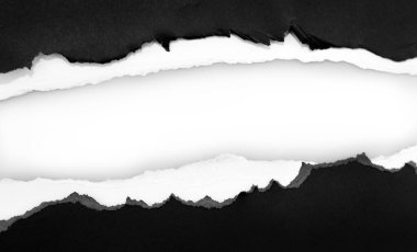 Düz arkaplanda yırtılmış siyah kağıt, kopyalamak için boşluk