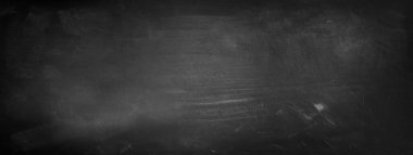 Tahta arka planda tebeşir temizlendi