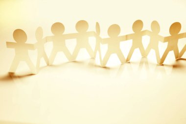Kağıt zincir takımı el ele tutuşuyor. Takım çalışması. Ortaklık