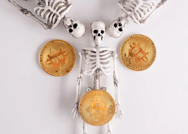 Szkielet Bitcoina Leżący Złotych Monetach Koncepcja Śmierci Upadku Kryptowaluty — Zdjęcie stockowe