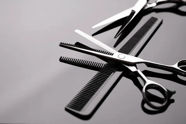 Barber Scissors Comb Lie Mirror Surface Table Hairdresser Tool — Stockfoto