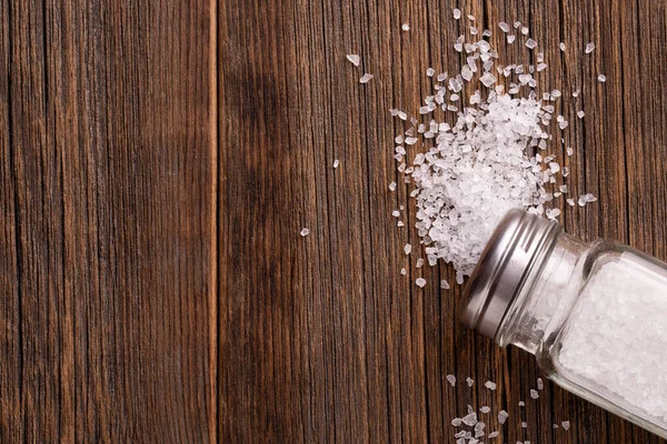 Salt Close Scattered Salt Salt Shaker Wooden Table Top View — Stockfoto