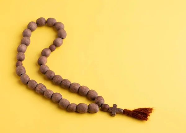 Wooden Rosary Yellow Background — Stock Photo, Image