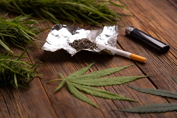 Marihuana Masanın Üzerinde Yakın Plan — Stok fotoğraf