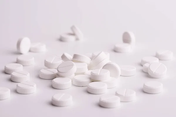 Molte Pillole Rotonde Tavolo Bianco Sacco Compresse Sparse Sulla Superficie — Foto Stock