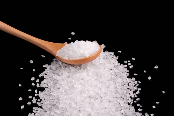 Spridda Salt Kristaller Svart Bakgrund — Stockfoto