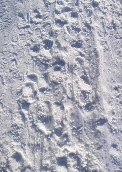 Şehirde Beyaz Kar Üzerinde Yayaların Ayak Izleri — Stok fotoğraf