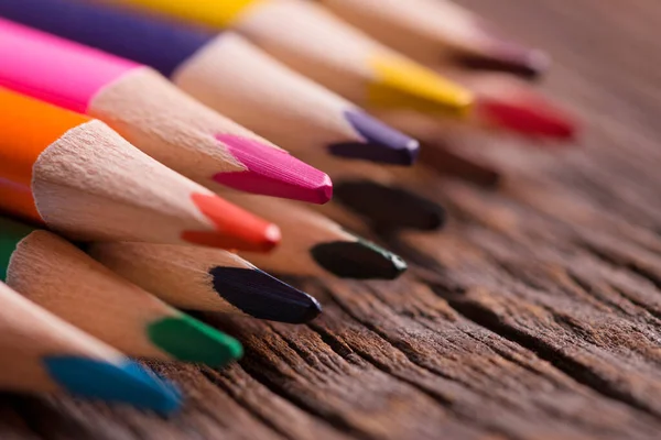 Kolorowe Ołówki Drewnianej Powierzchni Wykonane Płytkiej Głębi Ostrości Miękkie Skupienie — Zdjęcie stockowe