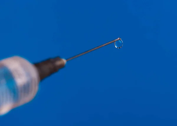注射器提示 注射器针头末端的一滴药 图库图片