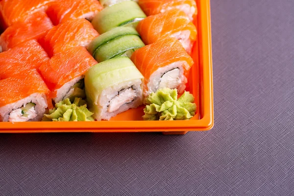 新鮮なロールと寿司のセット 日本の寿司を食べ過ぎ 新鮮でおいしい寿司日本料理 ロイヤリティフリーのストック写真