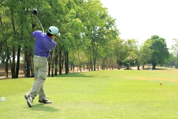 Golfista balançando — Fotografia de Stock