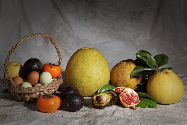 Egg og frukt – stockfoto