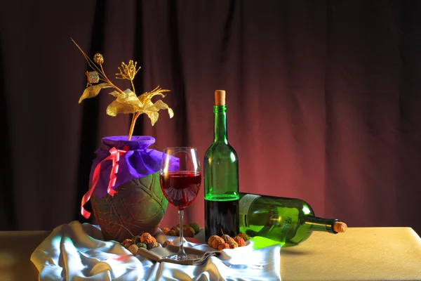 Flaschen und Vase — Stockfoto