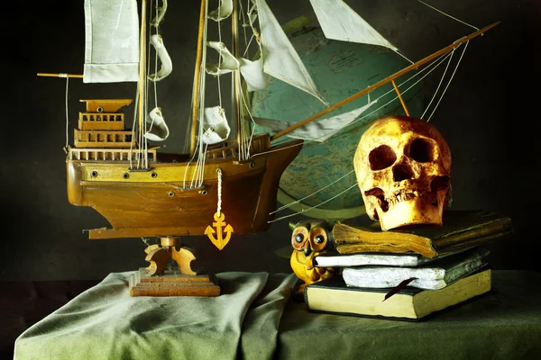 老式船和头骨 — 图库照片