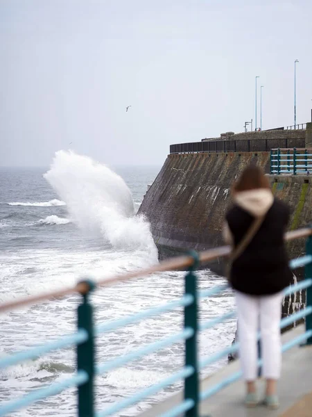 Şehirdeki kumsalda fırtına