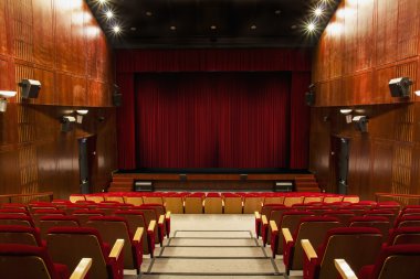 Kırmızı sandalye ve kırmızı perde ile konser salonu