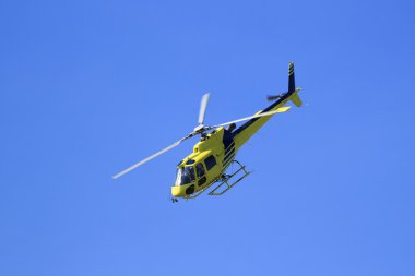 Sarı Mavi gökyüzü helikoptere