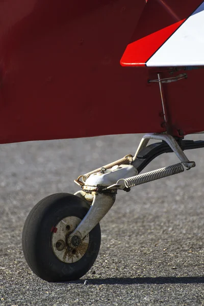 Wiel van een rode propeller-vliegtuig — Stockfoto