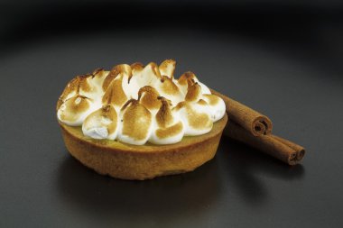 siyah bir arka plan beze pasta