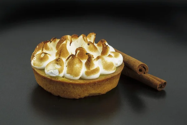 siyah bir arka plan beze pasta