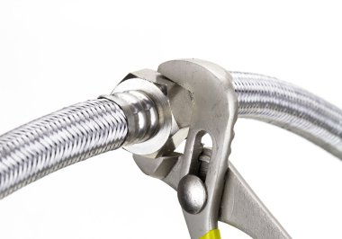 İngiliz anahtarı bir borunun somun sıkma