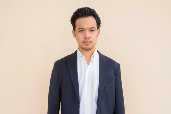 Portret Van Aziatische Zakenman Pak Buiten Tegen Een Eenvoudige Achtergrond — Stockfoto