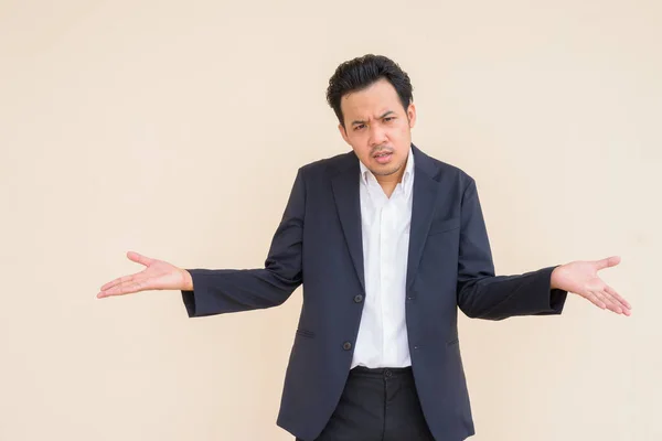 Porträtt Asiatisk Affärsman Bär Kostym Utomhus Mot Vanlig Bakgrund — Stockfoto