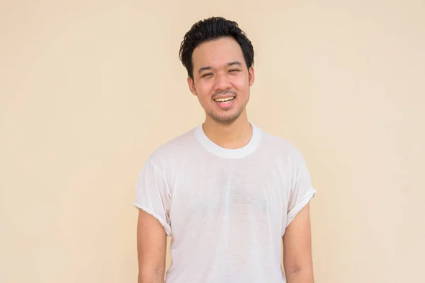 Potret Pria Asia Mengenakan Kaos Putih Kasual Terhadap Latar Belakang — Stok Foto