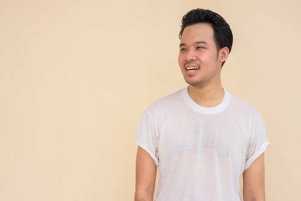 Retrato Hombre Asiático Con Camiseta Blanca Casual Contra Fondo Liso —  Fotos de Stock
