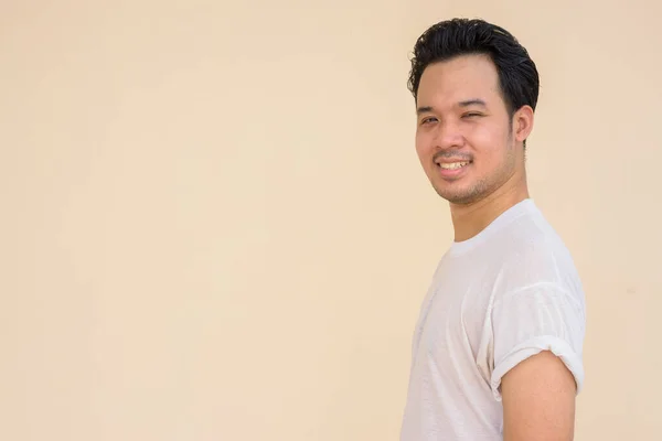 Portret Van Een Aziatische Man Met Casual Wit Shirt Tegen — Stockfoto