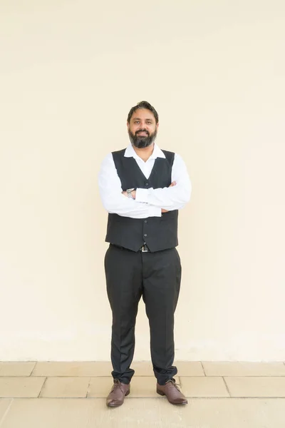 Porträt Eines Gut Aussehenden Indischen Geschäftsmannes Vor Schlichtem Hintergrund — Stockfoto