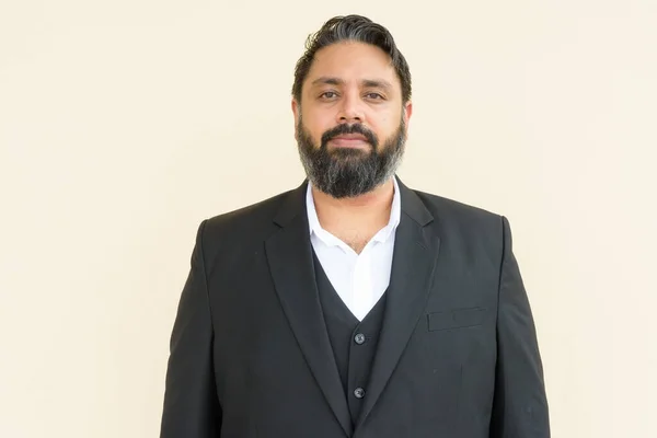 Portret Przystojnego Indyjskiego Biznesmena Równym Tle — Zdjęcie stockowe