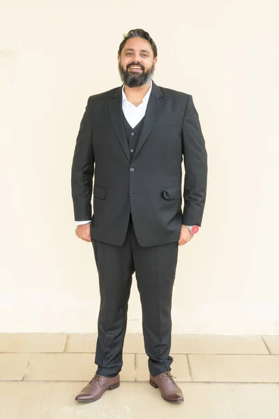 平易な背景を持つハンサムなインドのビジネスマンの肖像 — ストック写真