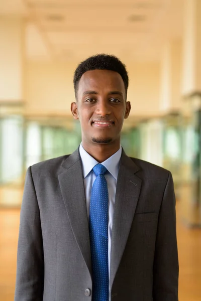 Retrato Del Joven Empresario Africano Guapo Con Traje Corbata —  Fotos de Stock