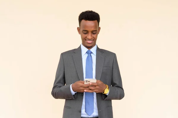 Retrato Del Joven Empresario Africano Guapo Con Traje Corbata —  Fotos de Stock