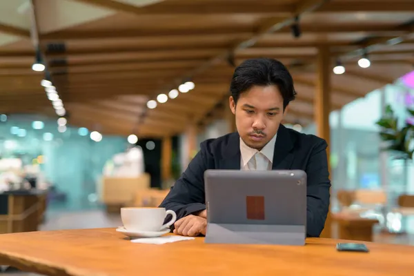 Retrato Hombre Negocios Asiático Sentado Una Cafetería Usando Una Tableta — Foto de Stock