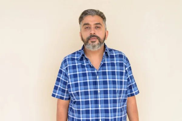 Porträt Eines Gutaussehenden Bärtigen Indischen Geschäftsmannes Vor Schlichtem Hintergrund — Stockfoto