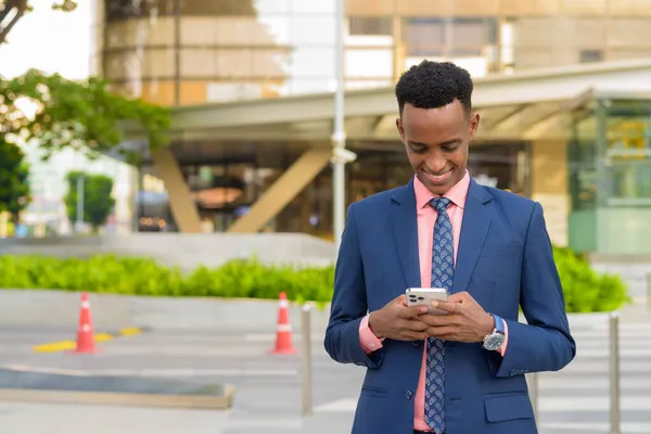 Retrato Jovem Empresário Africano Vestindo Terno Gravata — Fotografia de Stock