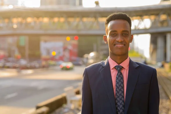 スーツとネクタイを着た若いアフリカ人実業家の肖像 — ストック写真