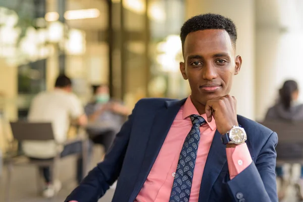 Retrato Joven Empresario Africano Con Traje Corbata Aire Libre Cafetería — Foto de Stock