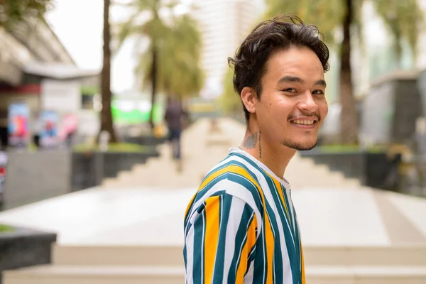 Portrét Pohledného Mladého Muže Pestrobarevné Košili Venku Během Léta — Stock fotografie